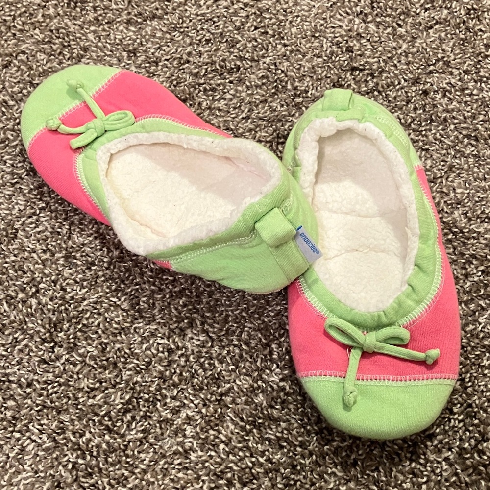 NWOT Snoozies Pink and Green Slipper Socks